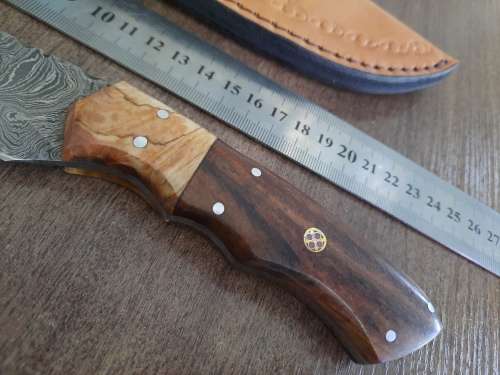 Handmade Damascus steel HUNTING  knife with WOODEN handle scales.  NEW STOCK !!