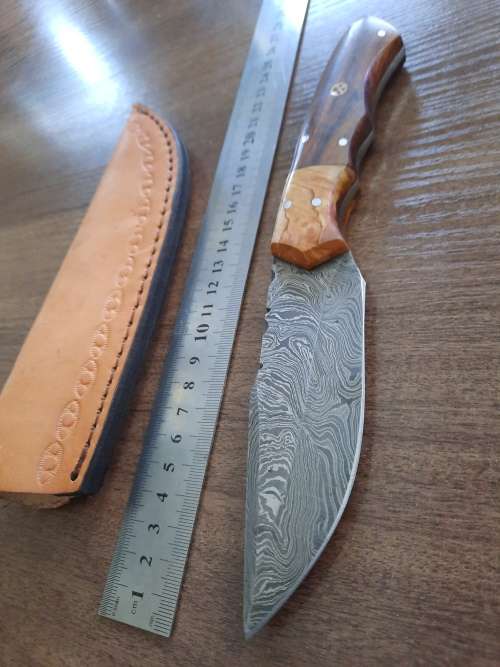 Handmade Damascus steel HUNTING  knife with WOODEN handle scales.  NEW STOCK !!