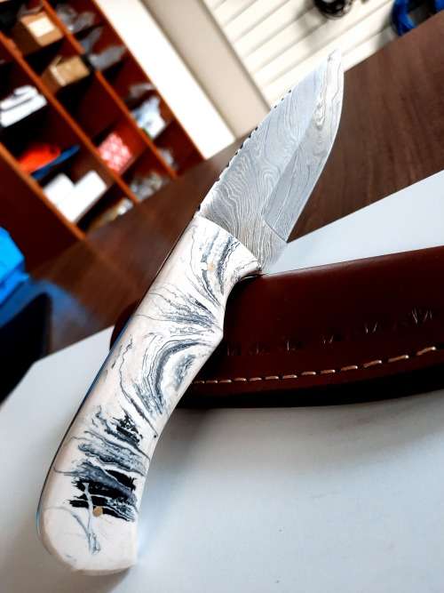 Handmade DAMASCUS Steel Hunting Knife, Epoxy RESIN Handle scales. NEW STOCK !!