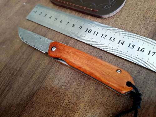 Damascus VG-10 Stainless Steel folding knife, RAZOR Sharp, New Stock, High Quality, Rosewood handle.