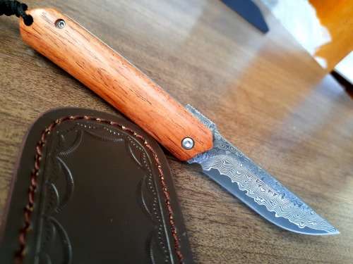 Damascus VG-10 Stainless Steel folding knife, RAZOR Sharp, New Stock, High Quality, Rosewood handle.