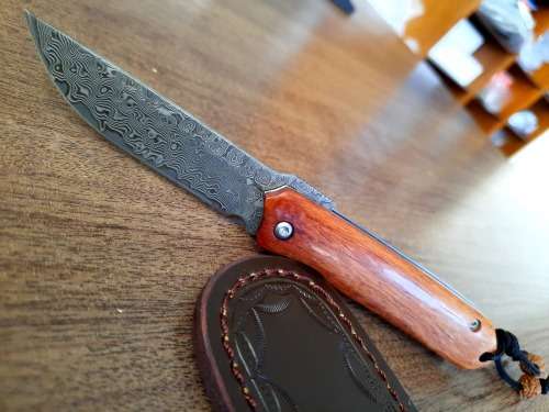 Damascus VG-10 Stainless Steel folding knife, RAZOR Sharp, New Stock, High Quality, Rosewood handle.