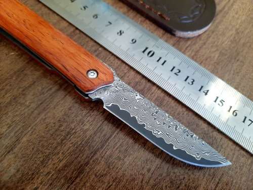 Damascus VG-10 Stainless Steel folding knife, RAZOR Sharp, New Stock, High Quality, Rosewood handle.