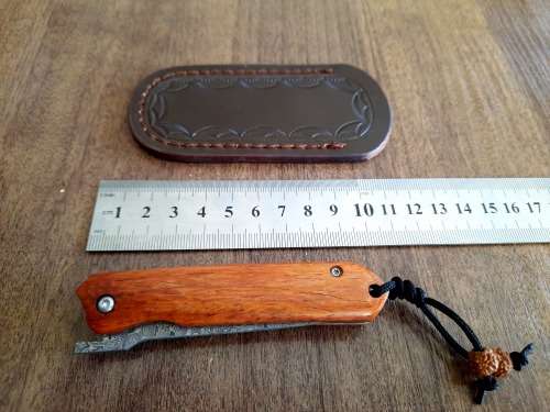 Damascus VG-10 Stainless Steel folding knife, RAZOR Sharp, New Stock, High Quality, Rosewood handle.
