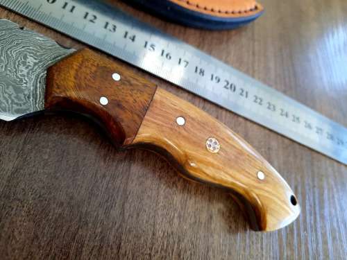 Handmade Damascus steel HUNTING  knife with WOODEN handle scales.  NEW STOCK !!