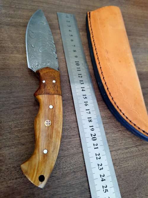 Handmade Damascus steel HUNTING  knife with WOODEN handle scales.  NEW STOCK !!