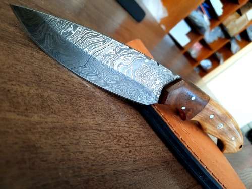 Handmade Damascus steel HUNTING  knife with WOODEN handle scales.  NEW STOCK !!