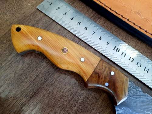 Handmade Damascus steel HUNTING  knife with WOODEN handle scales.  NEW STOCK !!