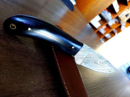 Handmade Damascus steel HUNTING  knife with BULL HORN handle scales. NEW STOCK !!!
