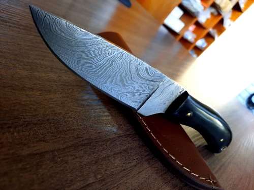 Handmade Damascus steel HUNTING  knife with BULL HORN handle scales. NEW STOCK !!!