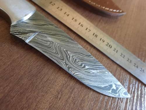 Handmade Damascus steel HUNTING  knife with RAM HORN handle scales. NEW STOCK!! !