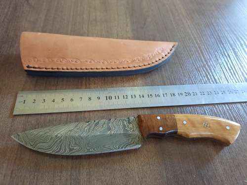 Handmade Damascus steel HUNTING  knife with WOODEN handle scales.  NEW STOCK !!