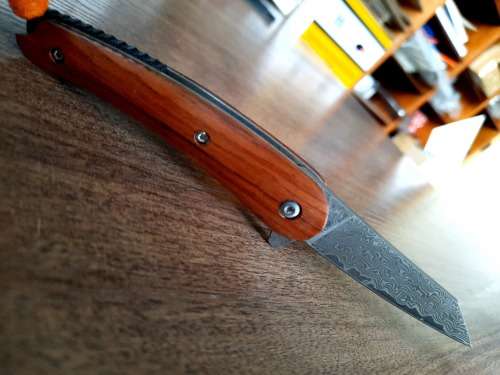 Damascus VG-10 Stainless Steel folding knife, RAZOR Sharp, New Stock, High Quality, Rosewood handle.