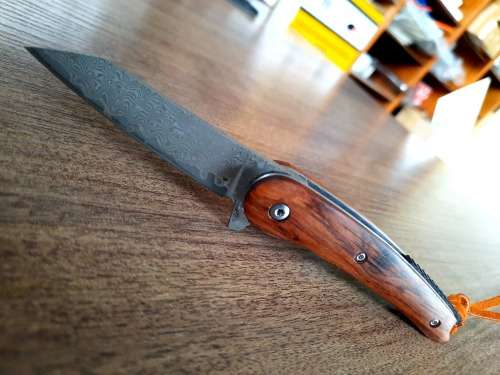 Damascus VG-10 Stainless Steel folding knife, RAZOR Sharp, New Stock, High Quality, Rosewood handle.