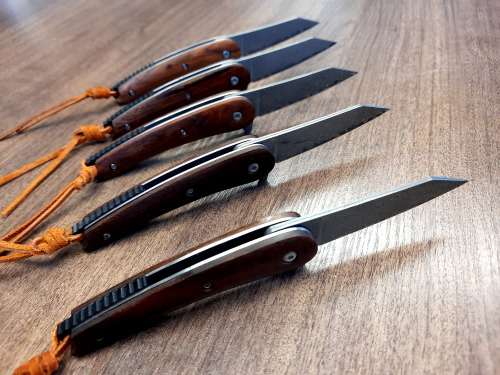 Damascus VG-10 Stainless Steel folding knife, RAZOR Sharp, New Stock, High Quality, FREE Bracelet.