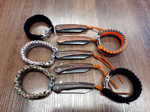 Damascus VG-10 Stainless Steel folding knife, RAZOR Sharp, New Stock, High Quality, FREE Bracelet.