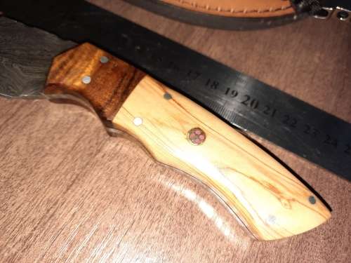Handmade Damascus steel HUNTING  knife with WOODEN handle scales. FREE survival Bracelet !!!! !!