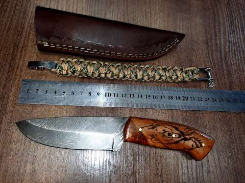 Handmade Damascus steel HUNTING Knife with Wooden handle scales w Bear engraved. Free Bracelet.