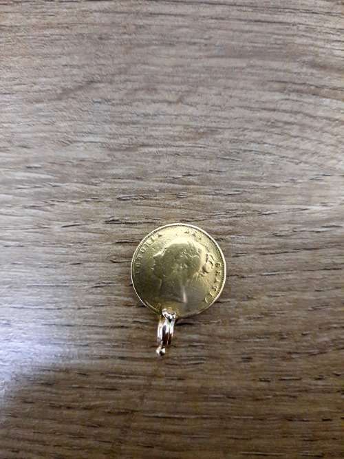 1868 Gold Sovereign - Young Victoria head and Shield at the back, 7,98Grams 22Carat GOLD