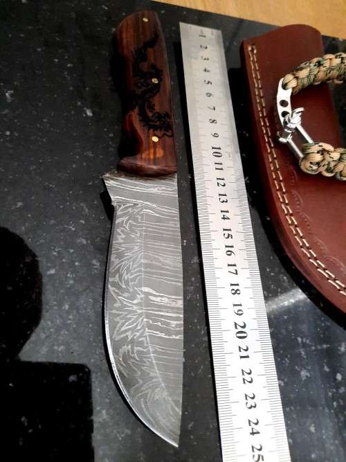 Handmade Damascus steel HUNTING Knife with Wooden handle scales w an eagle engraved. Free Bracelet.