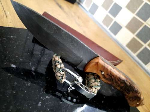 Handmade Damascus steel HUNTING Knife with Wooden handle scales  engraved. Free Bracelet.