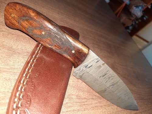 Handmade Damascus steel HUNTING Knife with Wooden handle scales  engraved. Free leather sheath.