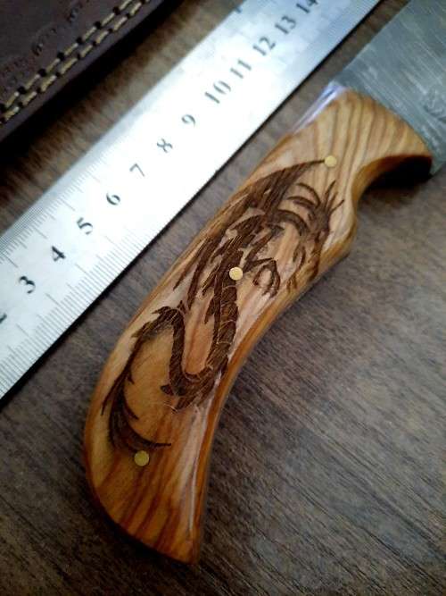 Handmade Damascus steel HUNTING Knife with Wooden handle scales  engraved. Free leather sheath.