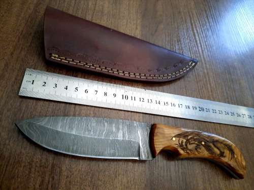 Handmade Damascus steel HUNTING Knife with Wooden handle scales  engraved. Free leather sheath.