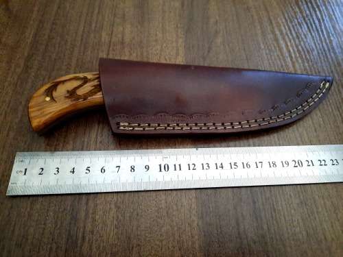 Handmade Damascus steel HUNTING Knife with Wooden handle scales  engraved. Free leather sheath.