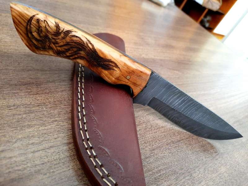 Handmade Damascus steel HUNTING Knife with Wooden handle scales, No leather included.