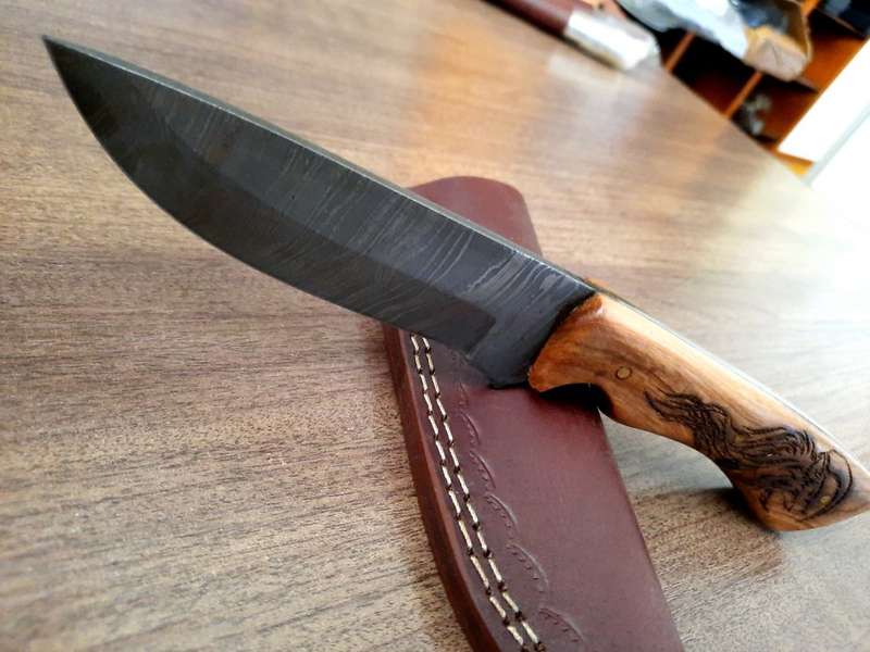Handmade Damascus steel HUNTING Knife with Wooden handle scales, No leather included.