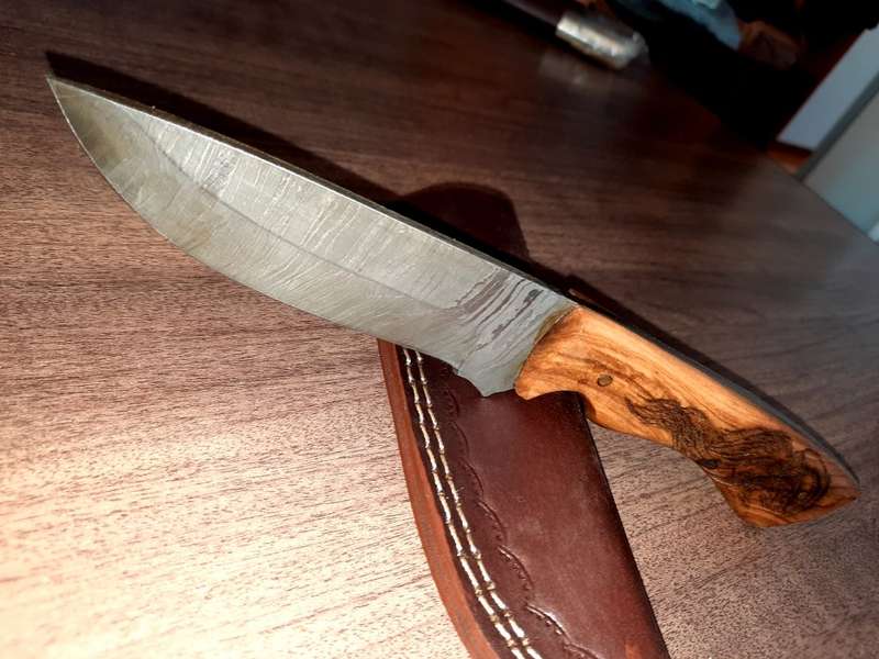 Handmade Damascus steel HUNTING Knife with Wooden handle scales, No leather included.