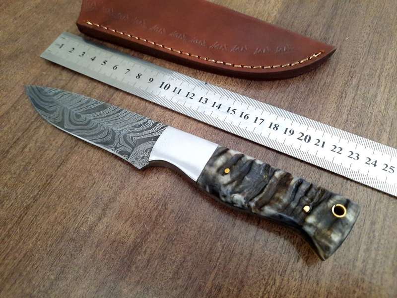 Handmade Damascus steel HUNTING  knife with RAM HORN handle scales. Perfect X-mas Gift !!