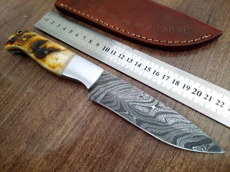Handmade Damascus steel HUNTING  knife with RAM HORN handle scales. Perfect X-mas Gift !!