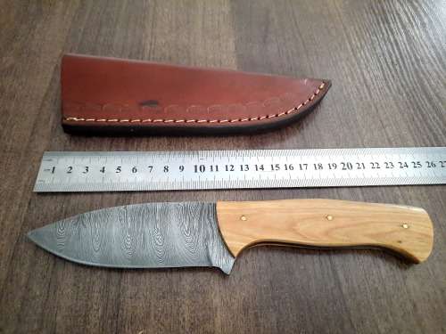Handmade Damascus steel HUNTING Knife with Wooden handle scales.
