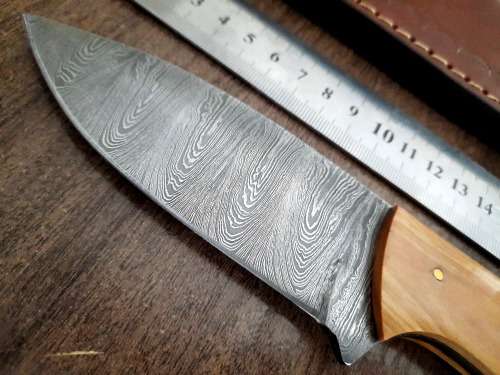 Handmade Damascus steel HUNTING Knife with Wooden handle scales.