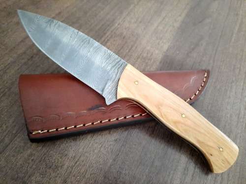 Handmade Damascus steel HUNTING Knife with Wooden handle scales.