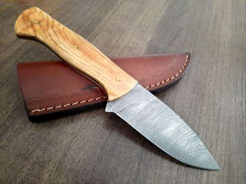 Handmade Damascus steel HUNTING Knife with Wooden handle scales.