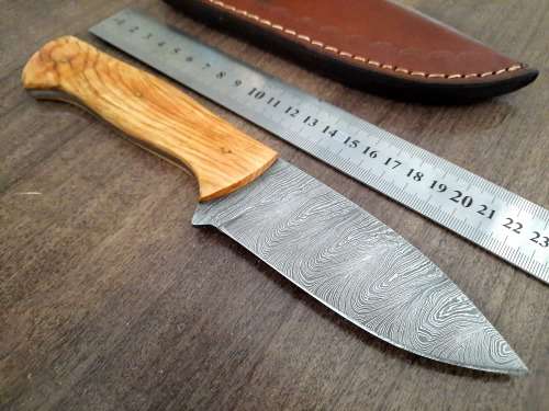 Handmade Damascus steel HUNTING Knife with Wooden handle scales.