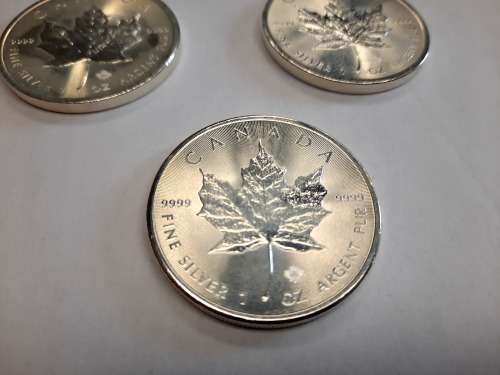 1 OZ Silver Canadian Maple Coin, 7 available,  PURE SILVER !!! BID PER COIN !!!