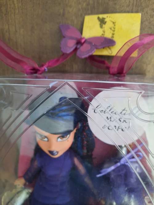 BRATZ Midnight Dance, Collectible MASK & CAPE, BONUS DOLL STAND, Sealed as per photos.