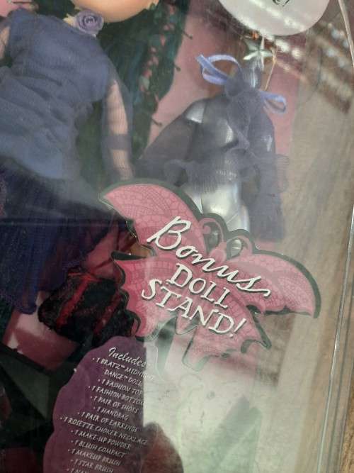 BRATZ Midnight Dance, Collectible MASK & CAPE, BONUS DOLL STAND, Sealed as per photos.