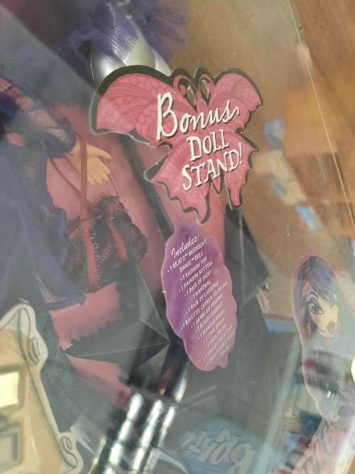 BRATZ Midnight Dance, Collectible MASK & CAPE, BONUS DOLL STAND, Sealed as per photos.