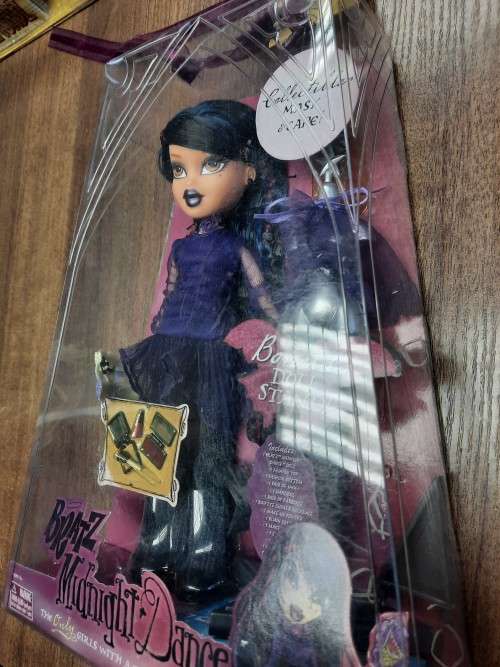 BRATZ Midnight Dance, Collectible MASK & CAPE, BONUS DOLL STAND, Sealed as per photos.