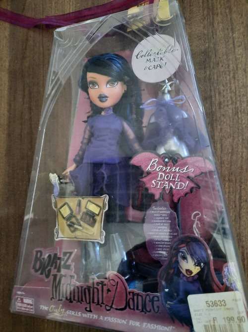 BRATZ Midnight Dance, Collectible MASK & CAPE, BONUS DOLL STAND, Sealed as per photos.