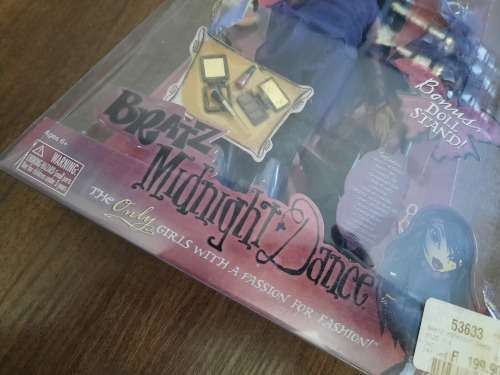 BRATZ Midnight Dance, Collectible MASK & CAPE, BONUS DOLL STAND, Sealed as per photos.
