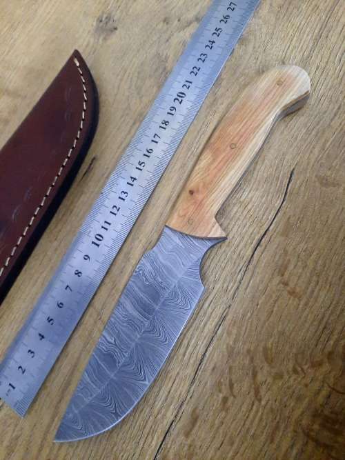 Handmade Damascus steel HUNTING Knife with Wooden handle scales. The exact knife you will receive.