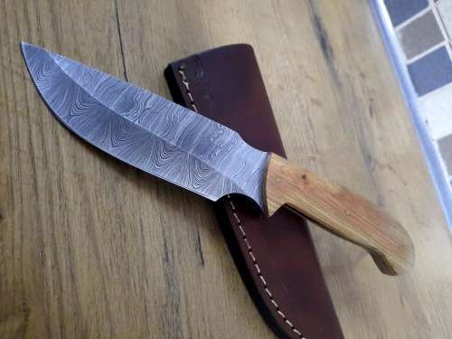 Handmade Damascus steel HUNTING Knife with Wooden handle scales. The exact knife you will receive.