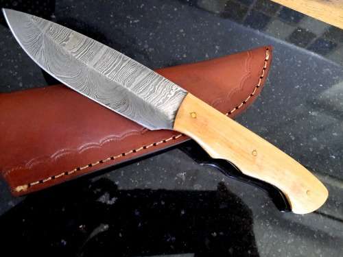 Handmade Damascus steel HUNTING Knife with Wooden handle scales. The exact knife you will receive.