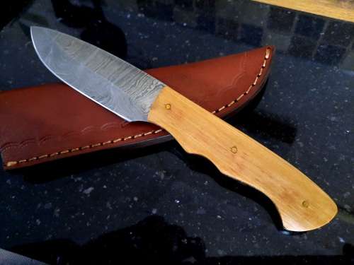 Handmade Damascus steel HUNTING Knife with Wooden handle scales. The exact knife you will receive.